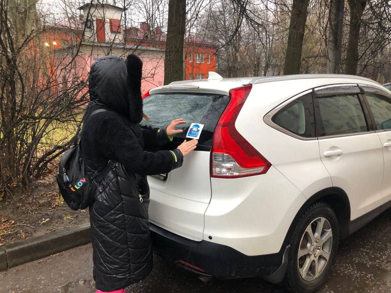 Активисты Серпухова принимают участие в акции «Везу детей безопасно!»