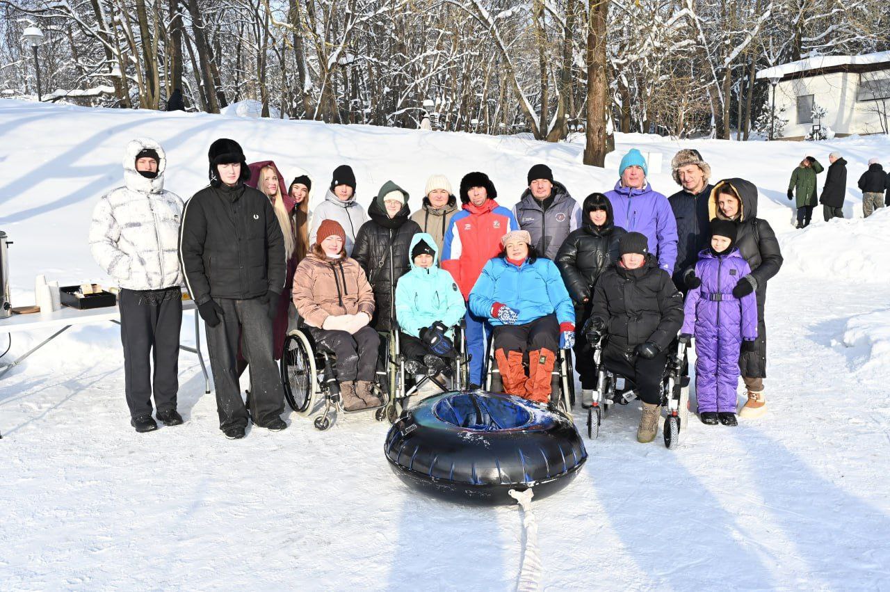 В Серпухове ветераны СВО покоряют зимние склоны на электротюбинге