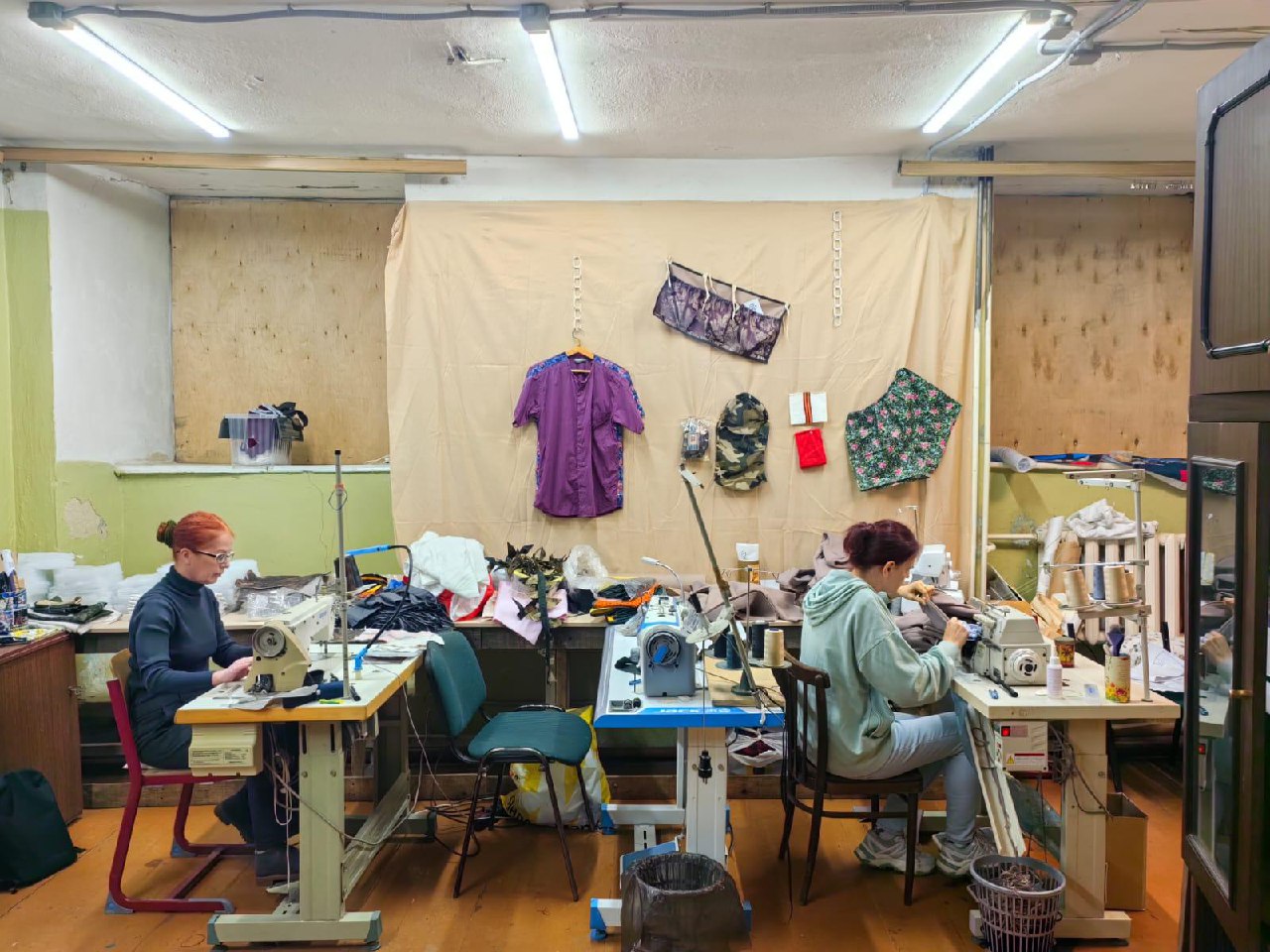 Сотрудники Семейного центра «Серпуховский» продолжают шить тёплые вещи для бойцов СВО