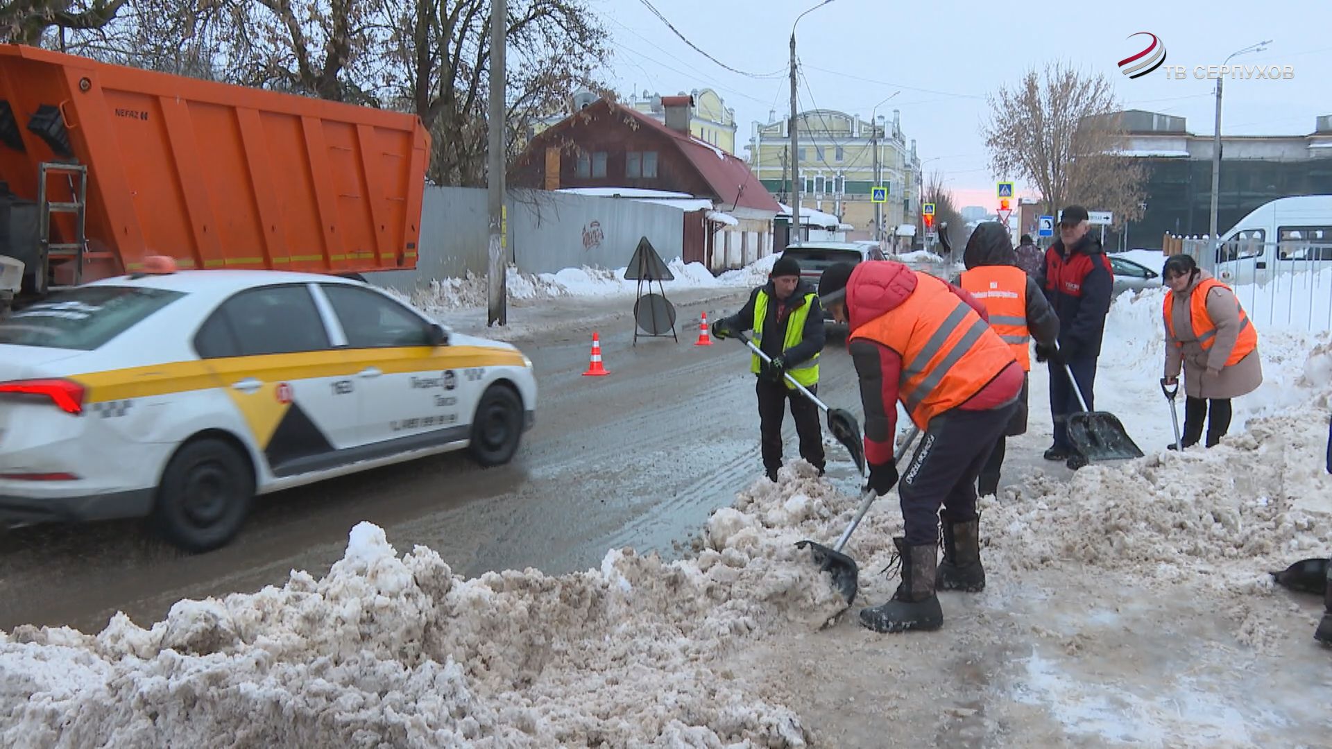 В Серпухове чистят снег круглосуточно