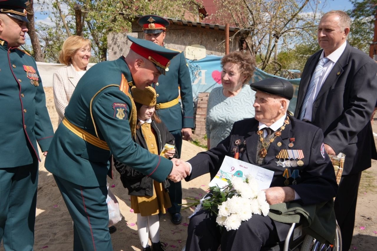 В Серпухове у дома ветерана Николая Козлова организовали концерт в День Победы