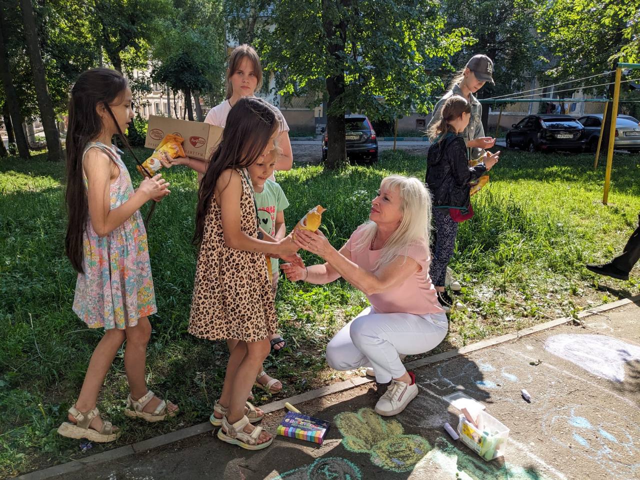 В Серпухове член партии "Единая Россия" поздравила ребят с Днем защиты детей 