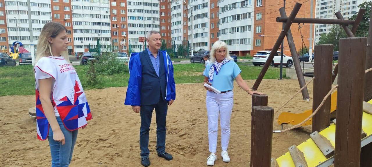 Члены партии "Единая Россия" провели мониторинг детских площадок во дворах многоквартирных домов