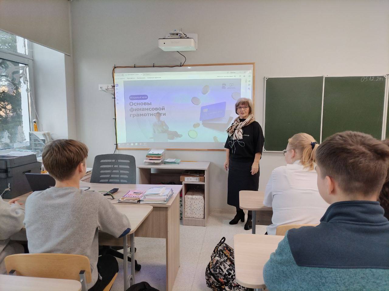 «Единая Россия» продолжает проводить уроки по финансовой грамотности в школах Серпухова