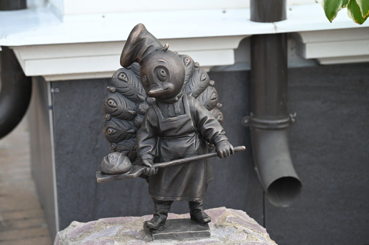 В Серпухове появилась новая бронзовая скульптура павчонка-пекаря