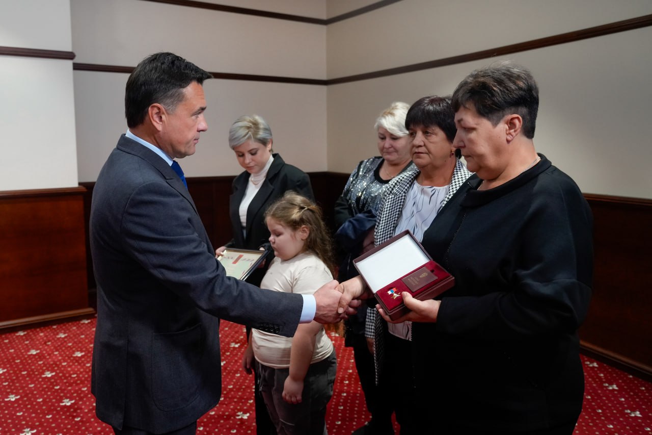 Медаль «Золотая Звезда» вручили семье погибшего разведчика-снайпера из Серпухова Алексея Стрижака 