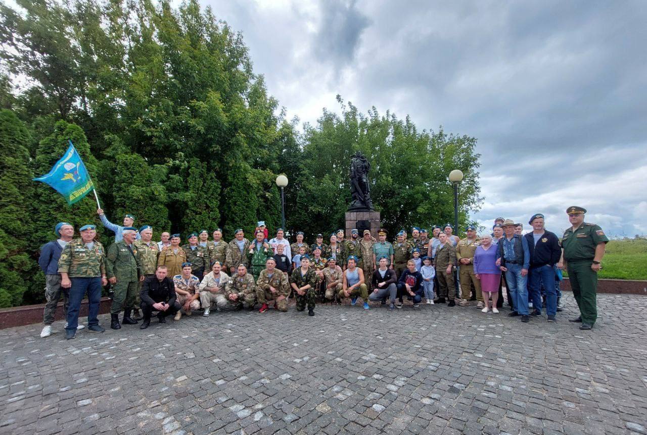 В Серпухове традиционно в День ВДВ десантники прошли торжественным маршем по Соборной горе