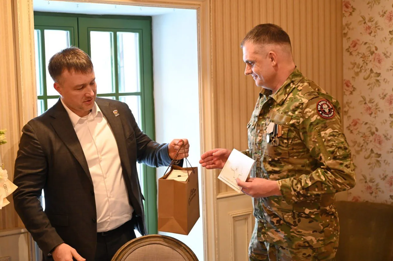 С участником СВО Дмитрием встретился глава Серпухова Алексей Шимко