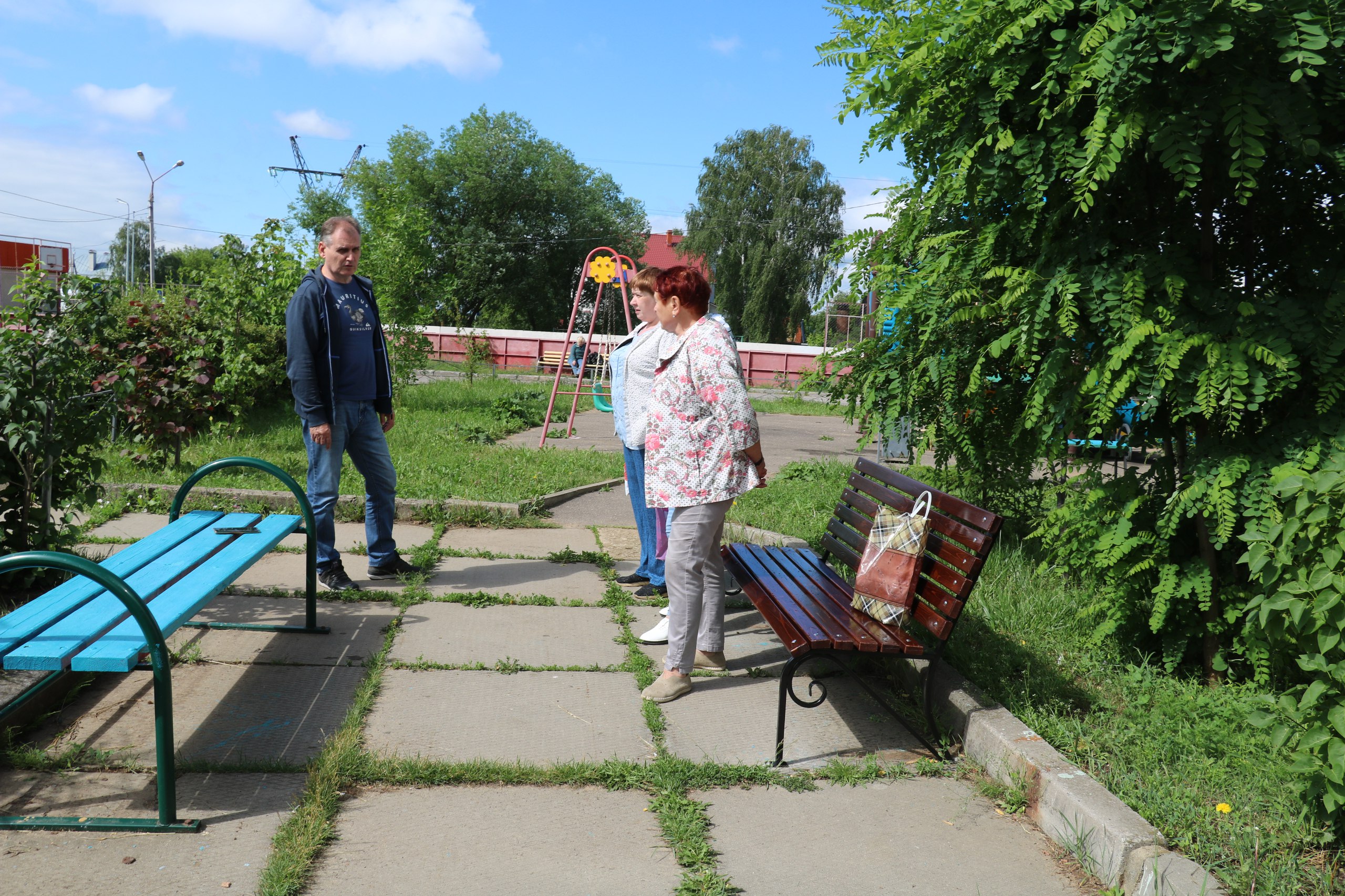 В сквере на улице Весенней в Серпухове появились новые скамейки