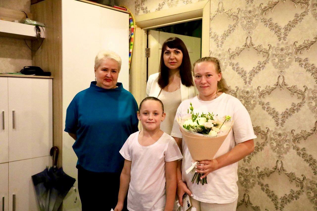  Вручили школьный набор будущей первокласснице