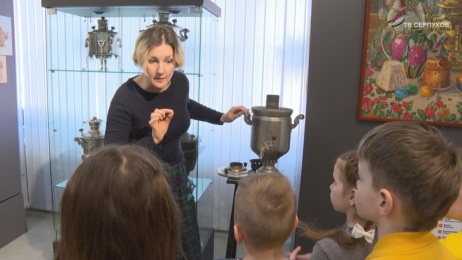 В Серпухове открылась выставка "Дом с самоваром. Живопись и коллекция"