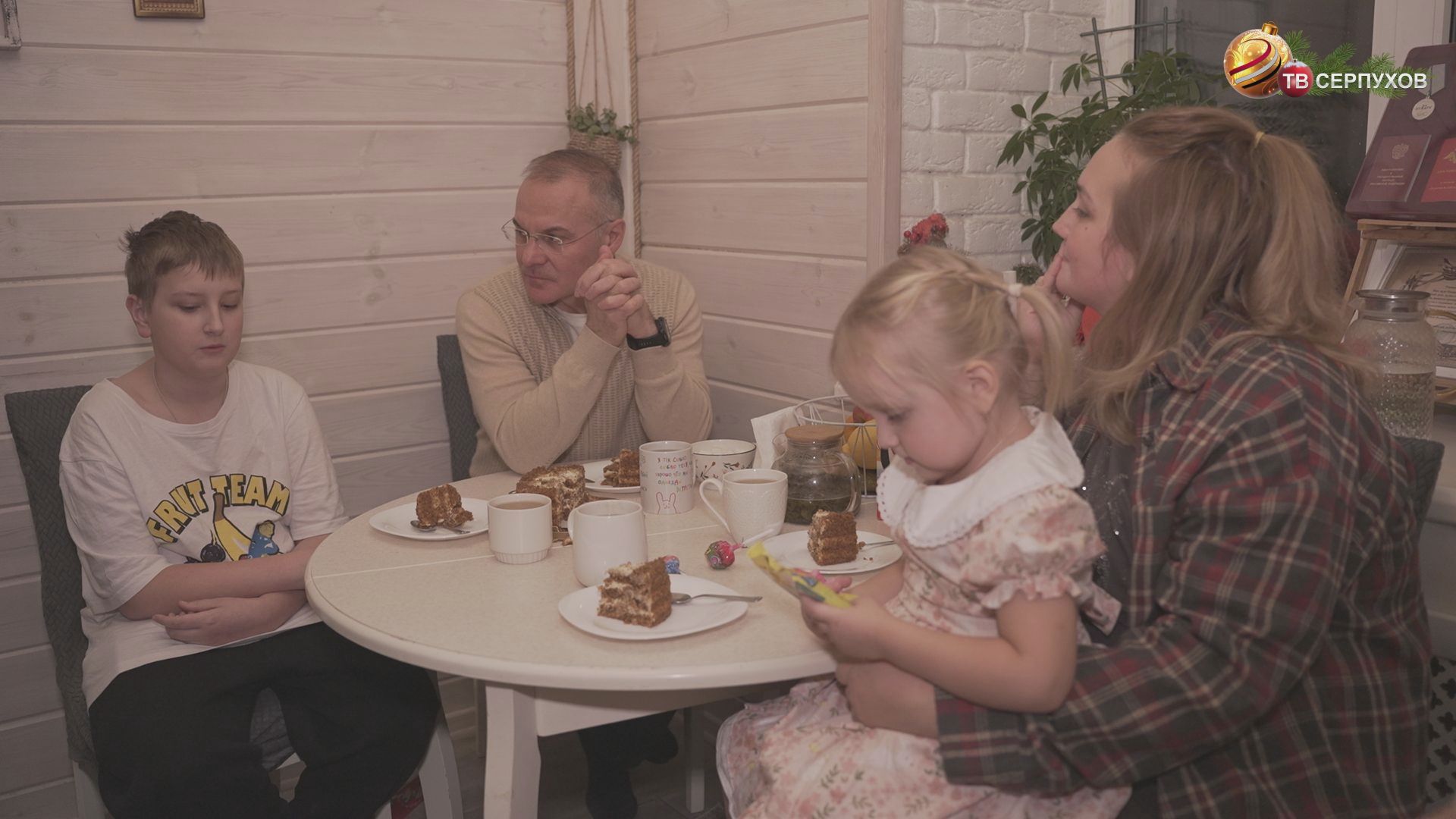 В Серпухове депутат Государственной думы поздравил семью участника СВО