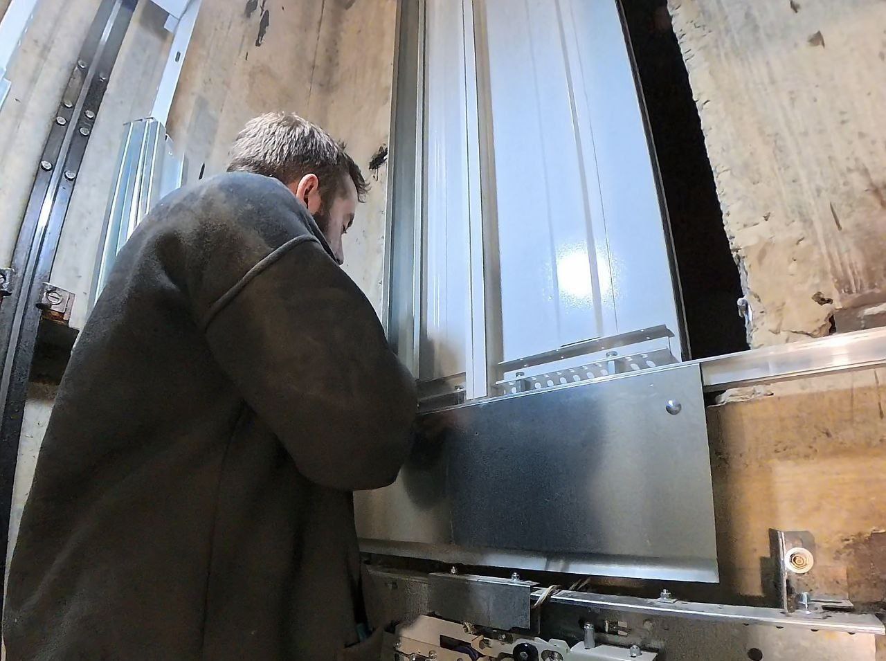 В домах Серпухова ведутся работы по установке новых лифтов