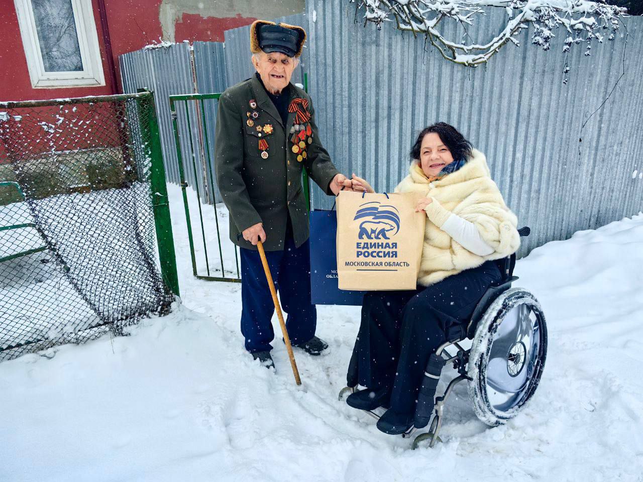 Депутат Мособлдумы Татьяна Карзубова поздравила с Новым годом ветерана Николая Ветчинина 