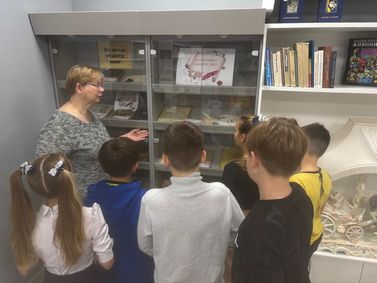 Читатели пущинской библиотеки увидели редкие книги-юбиляры