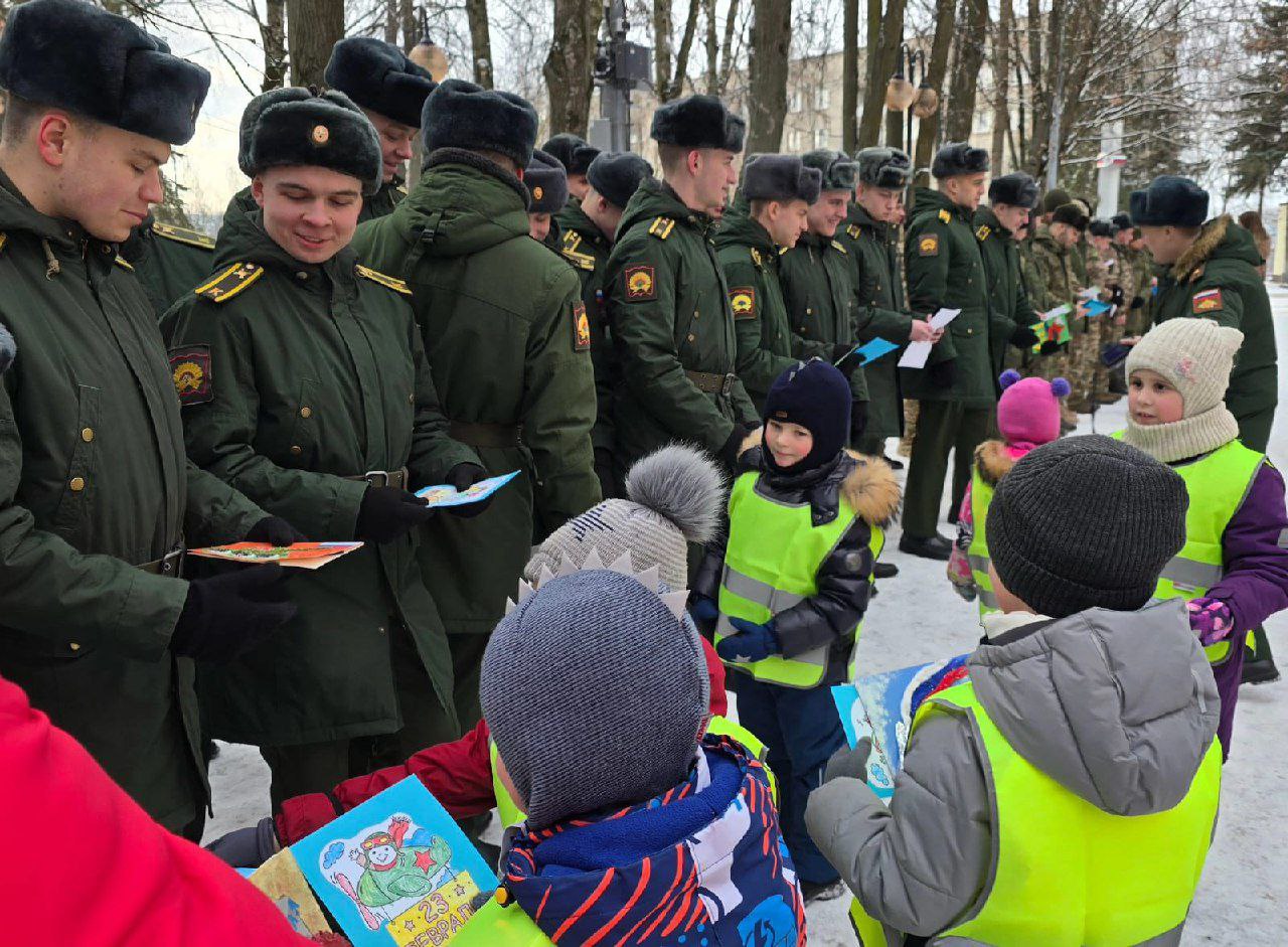 Дошкольники Серпухова поздравили с Днём защитника Отечества курсантов и бойцов СВО