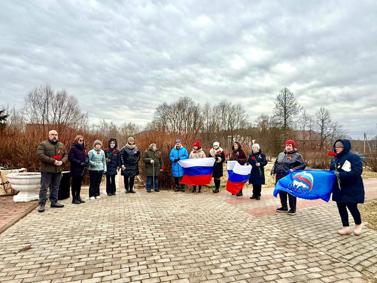 В День освобождения Московской области от фашистских захватчиков в д. Райсемёновское в Серпухове возложили цветы к мемориалу