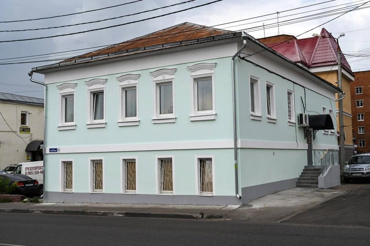 В Серпухове отреставрировали фасад дома, где размещается культурно-досуговое объединение и кукольный дом им. Галины Крюковой
