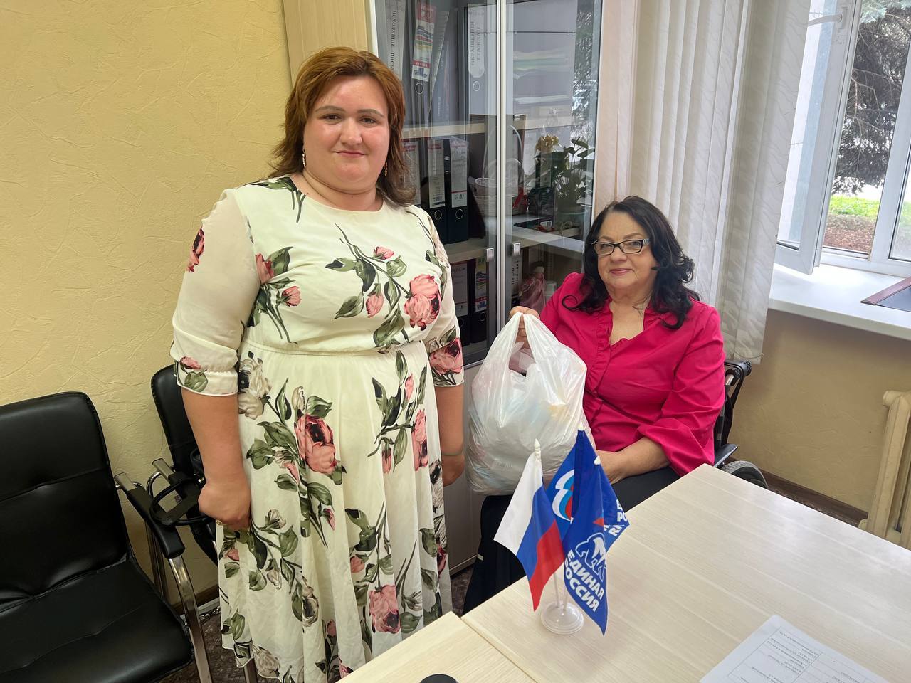 Депутат Московской областной думы Татьяна Карзубова встретилась с представителями трех многодетных семей из Серпухова и передала им продуктовые наборы