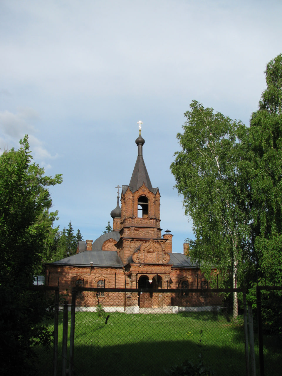 В Городском округе Серпухов расположены четыре храма, названные в честь праздника Покрова Пресвятой Богородицы 