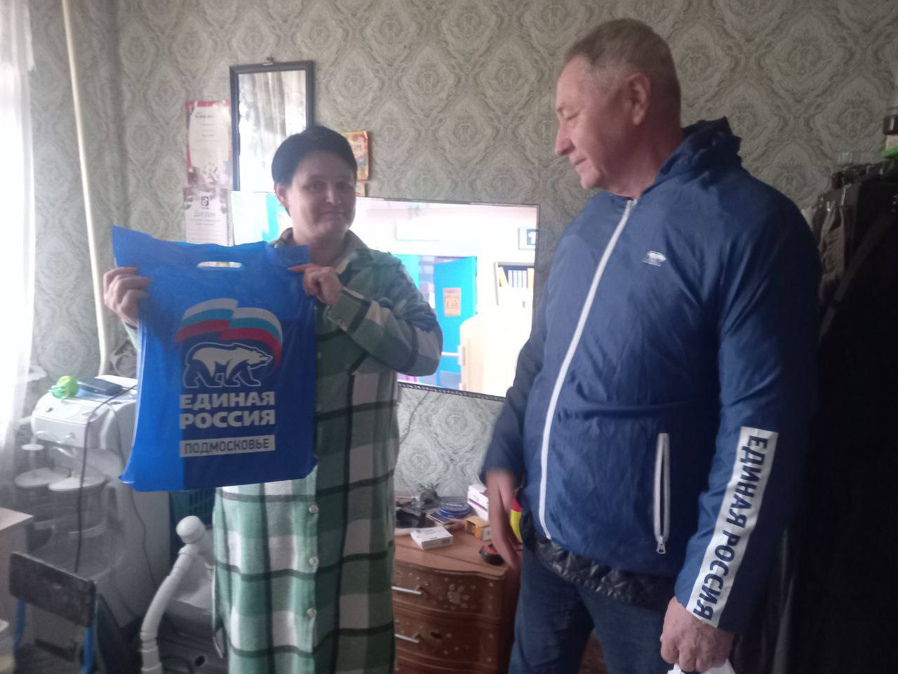 Партийцы Серпухова поздравили с Днём рождения девушку-инвалида