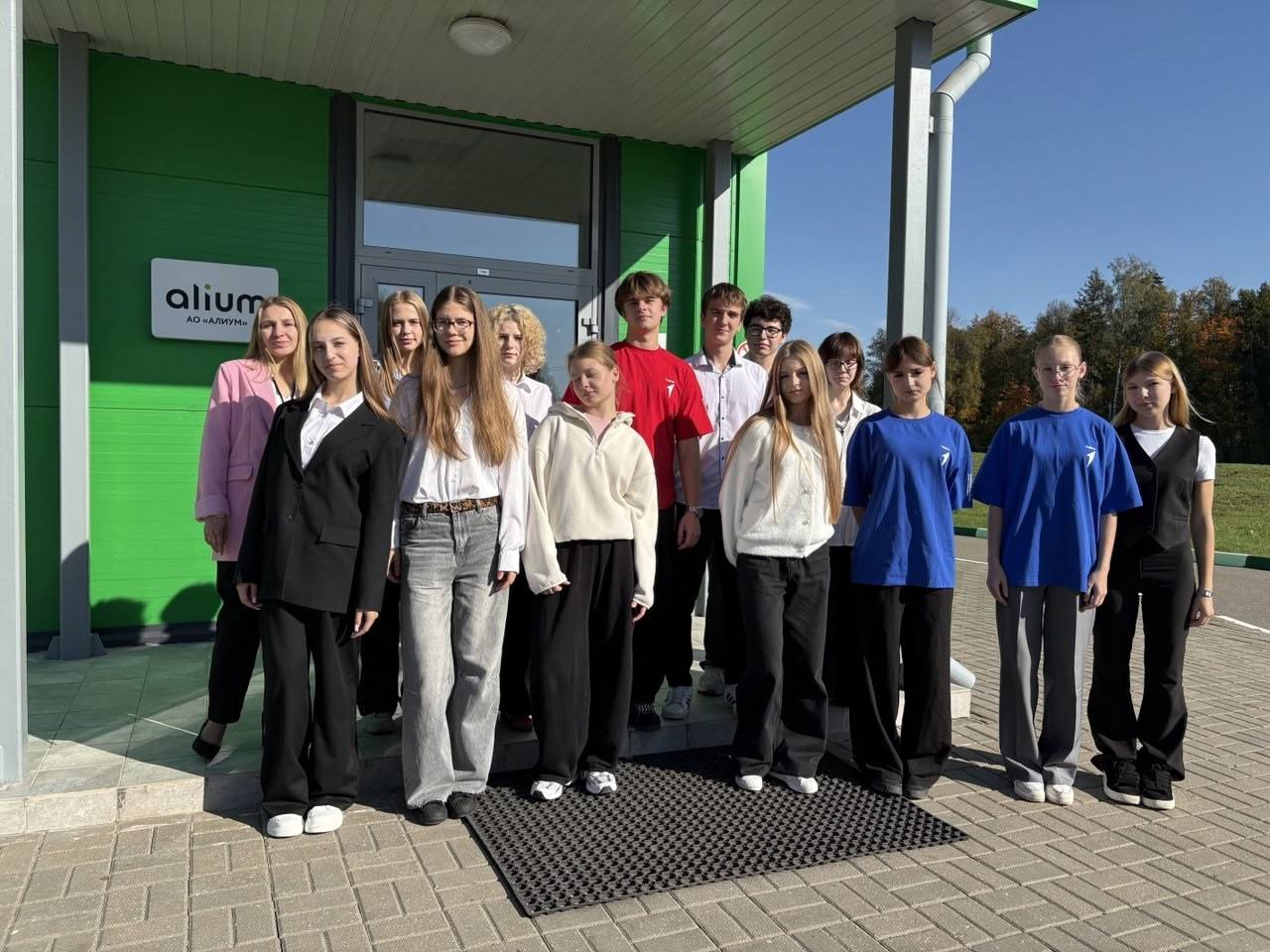 Завод «АЛИУМ» в Оболенске посетили активисты «Движения Первых»