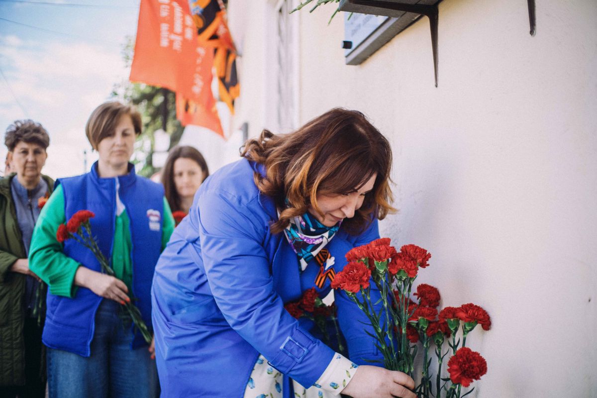 Возложения, акции, авто и мотопробеги: Партийный актив «Единой России» проводит мероприятия в День 80-летия Победы