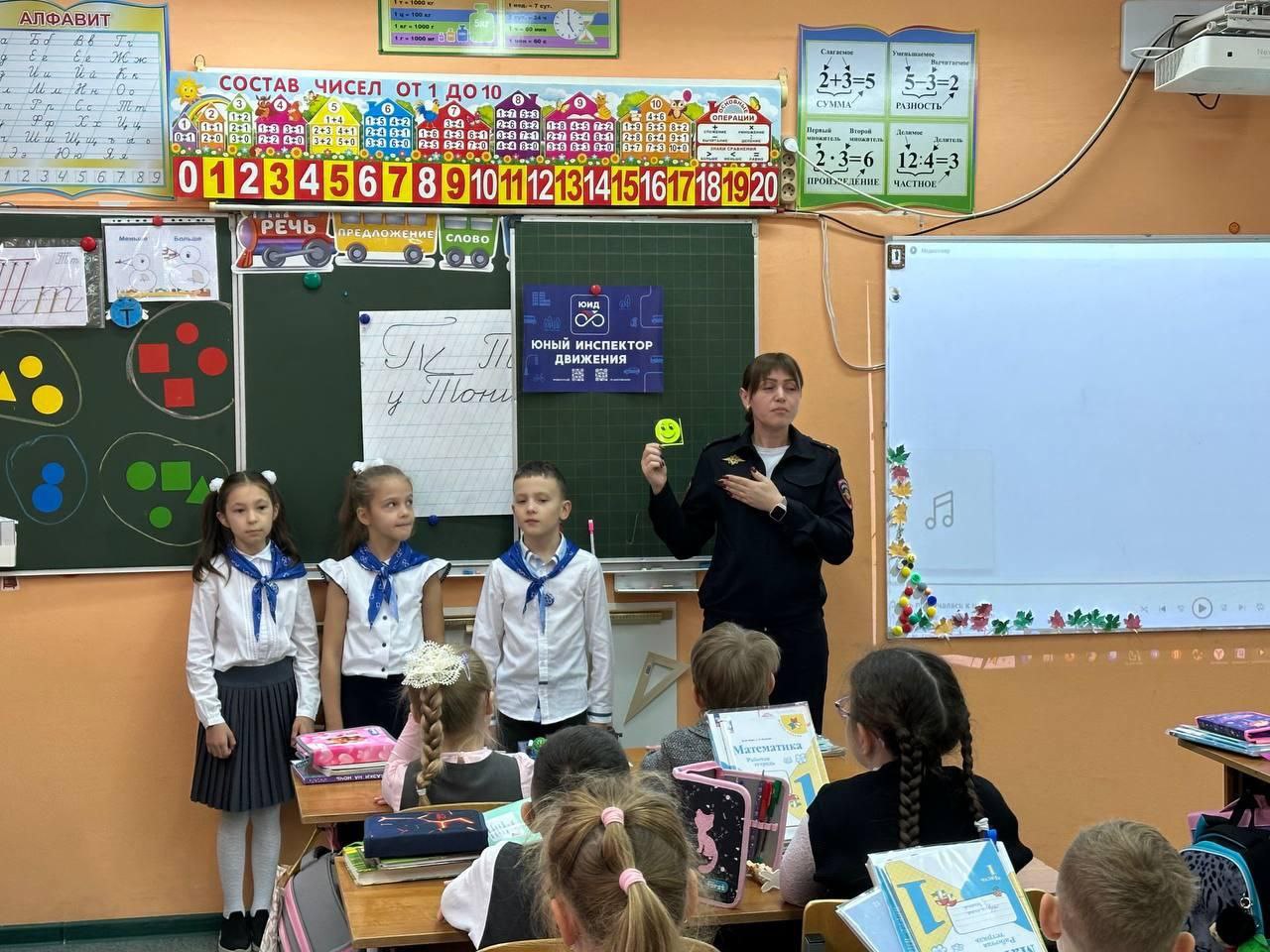 Активисты отряда ЮИД из школы №19 Серпухова рассказали первоклассникам о правилах безопасности в тёмное время суток