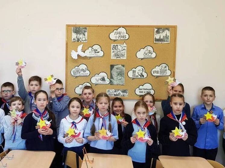 Пущинские школьники изготовили поздравительные открытки для участников СВО