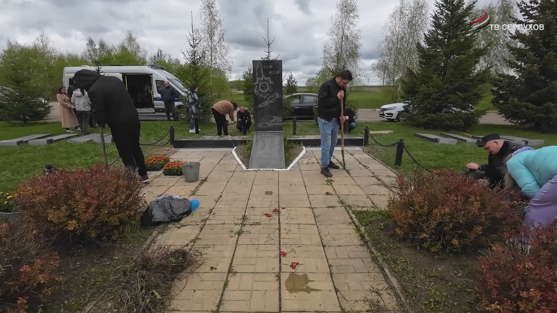 В Большом Серпухове реставрируют мемориалы