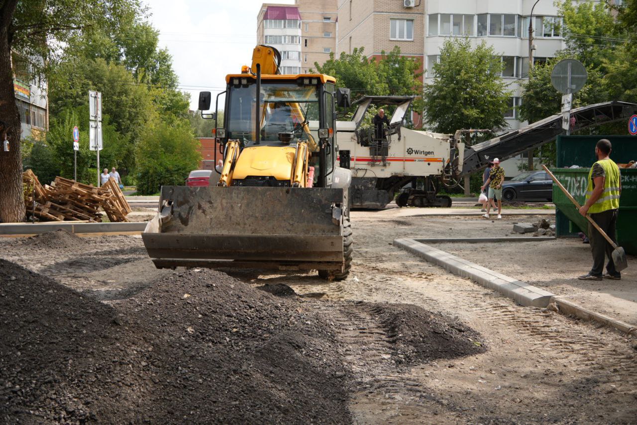 В Серпухове продолжают ремонтировать дороги и тротуары