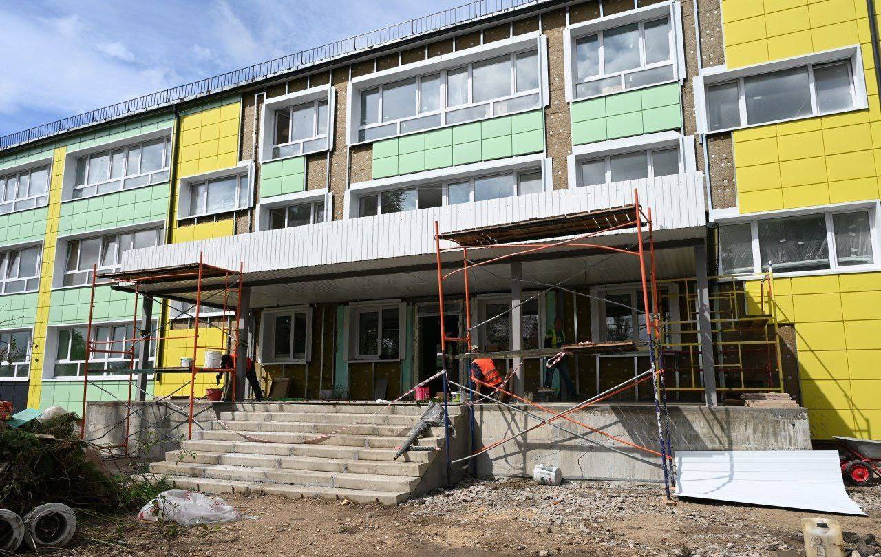 В школе №11 Городского округа Серпухов, в рамках федерального партийного проекта «Новая школа», продолжается активная работа по завершению капитального ремонта