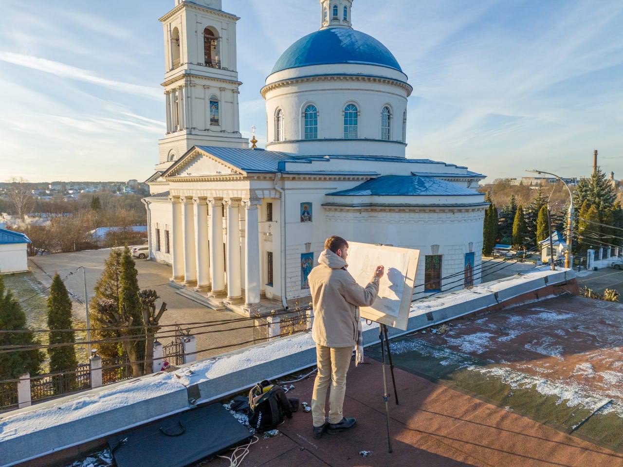 Художник из Серпухова изображает Собор Николы Белого с высоты птичьего полёта