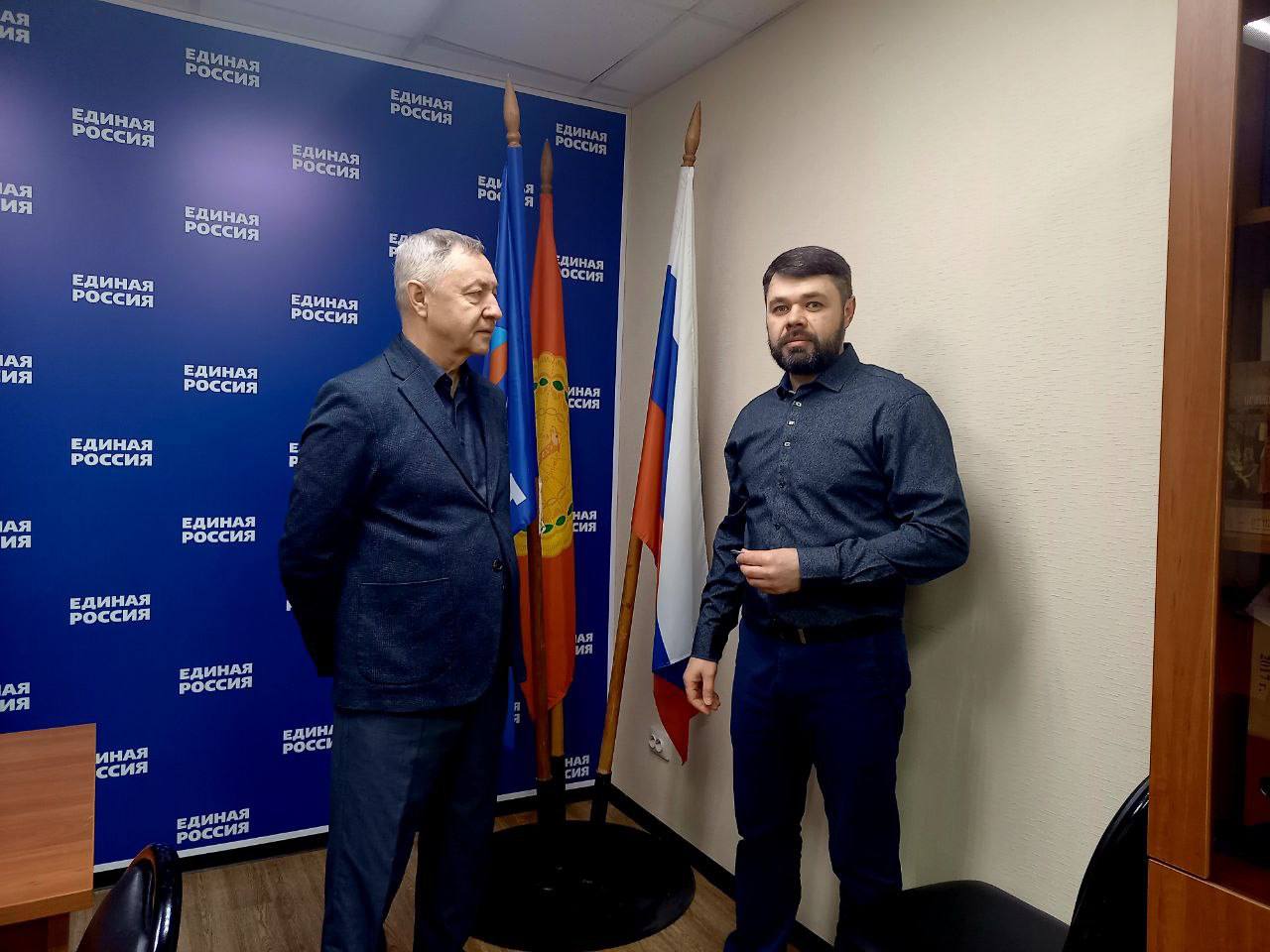 В Серпухове вручили партбилет новому члену «Единой России»