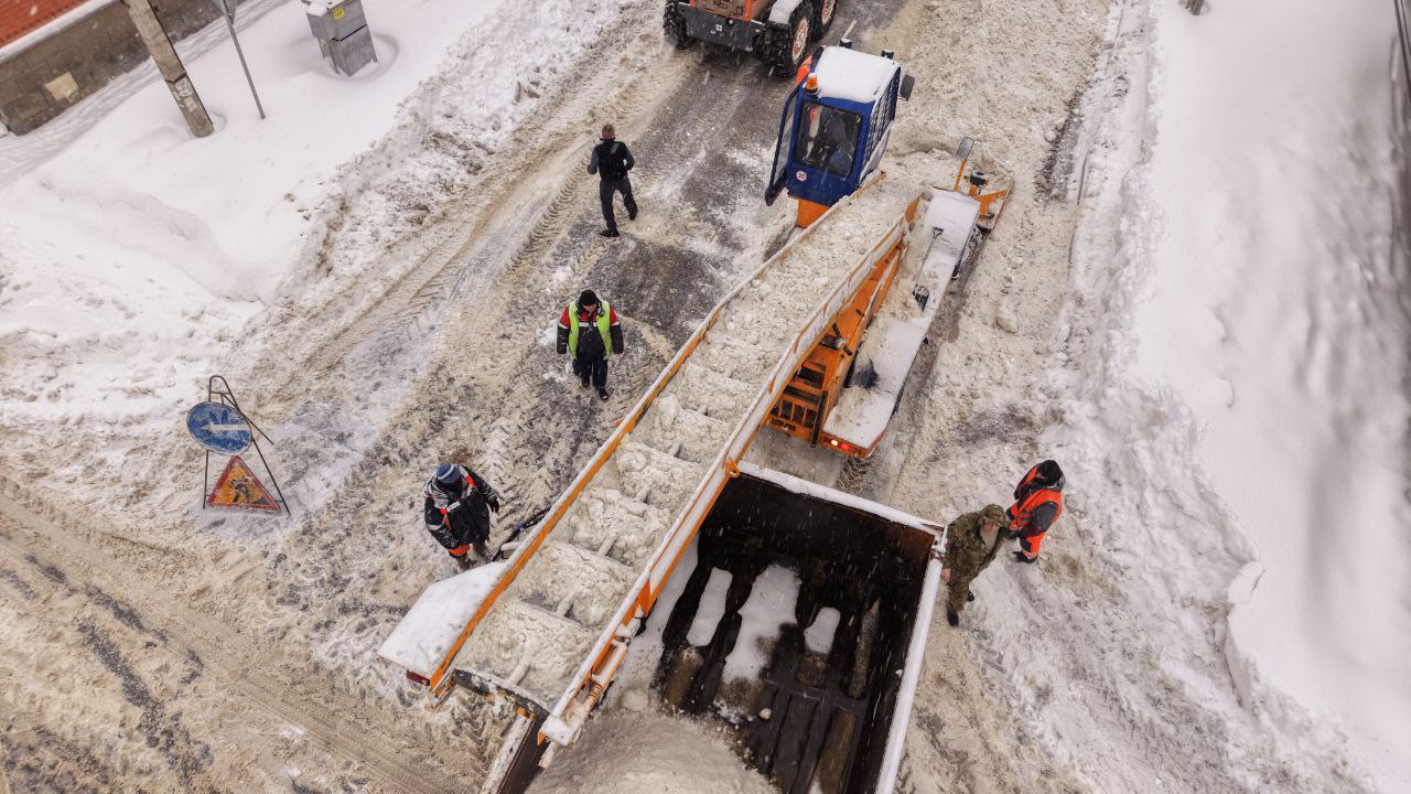 В Серпухове продолжаются плановые работы по очистке улиц от снега