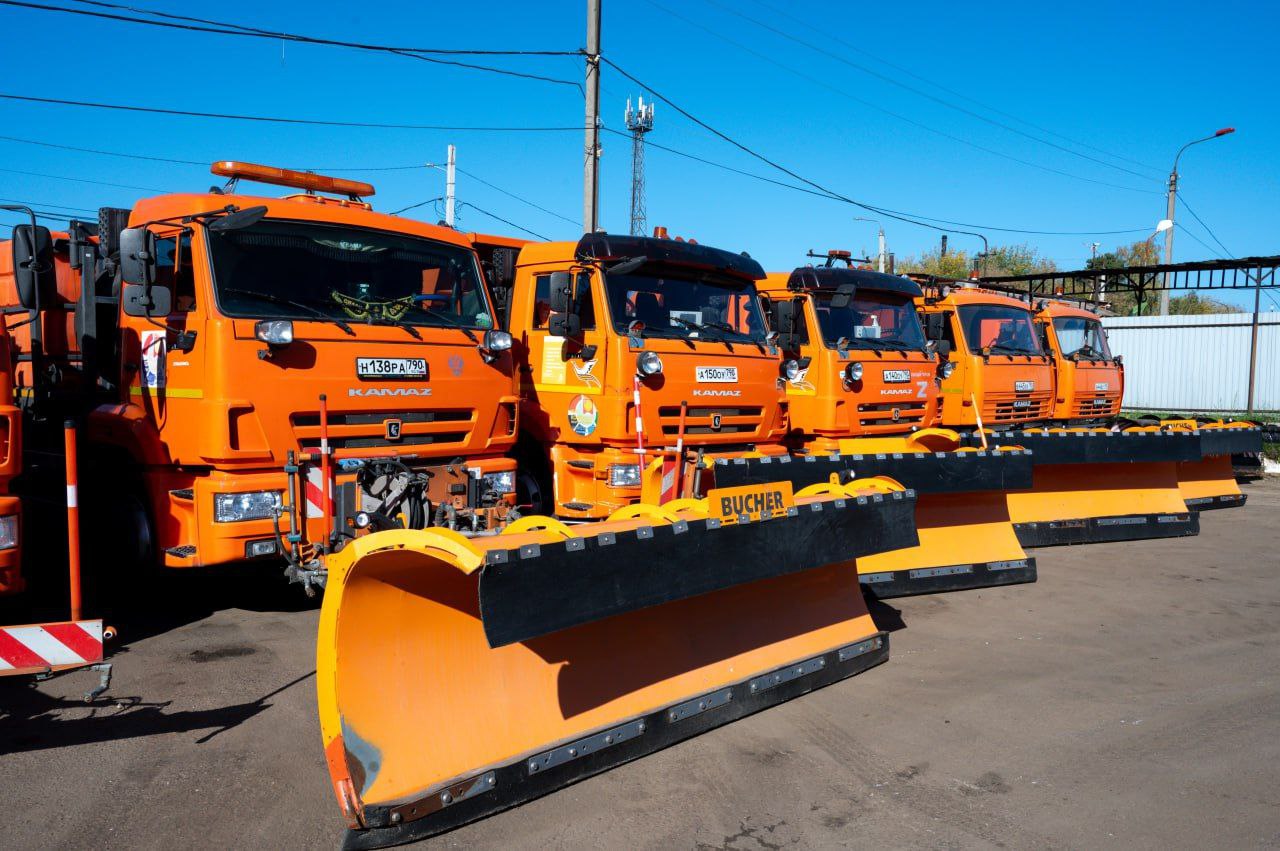 Снегоуборочную и другую спецтехнику проверили в Серпухове на предмет готовности к новому сезону 