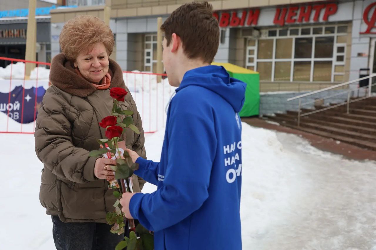 Жительницам Городского округа Серпухов вручили цветы и праздничные открытки 