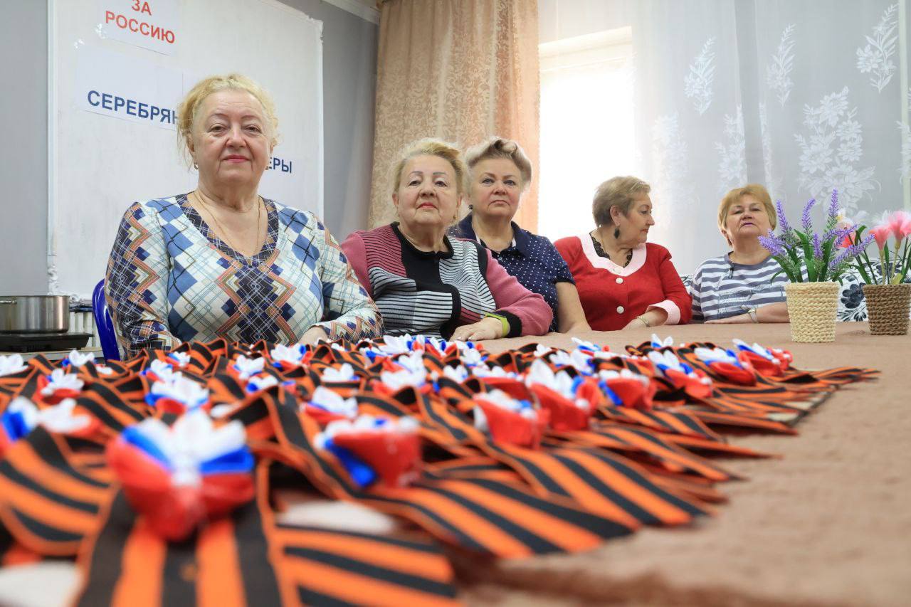 Серпуховские волонтёры изготовили крупную партию Георгиевских лент для бойцов СВО