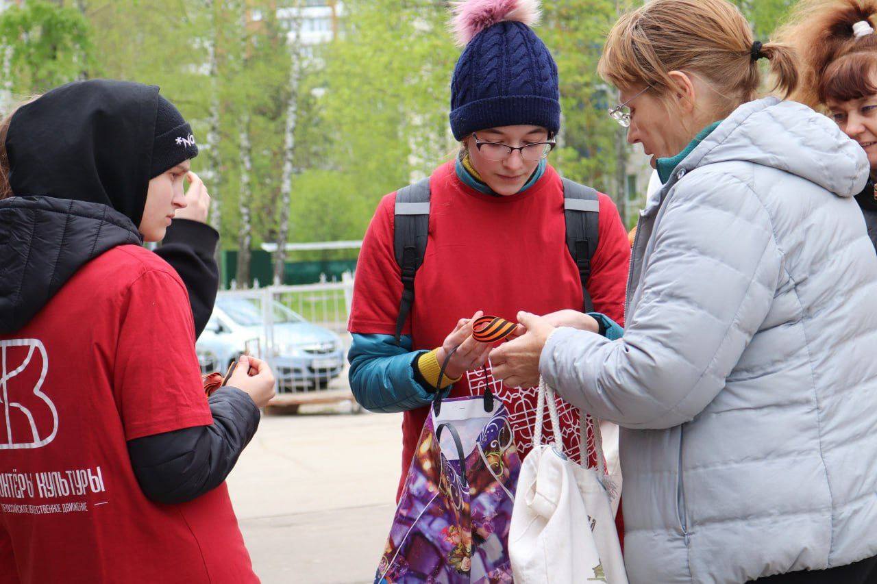 Раздача Георгиевских ленточек продолжается в Серпухове
