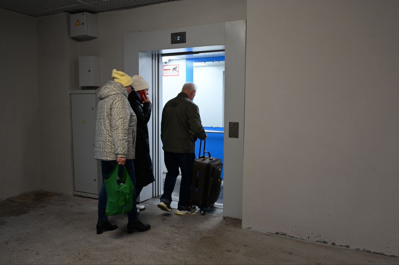 На железнодорожном мосту в Серпухове начали работать лифты