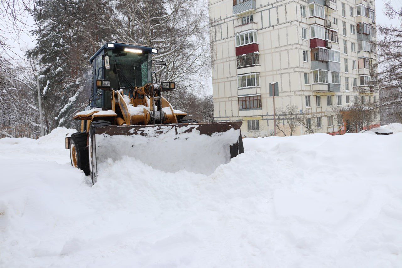 Уборка снега продолжается во дворах и на улицах Серпухова