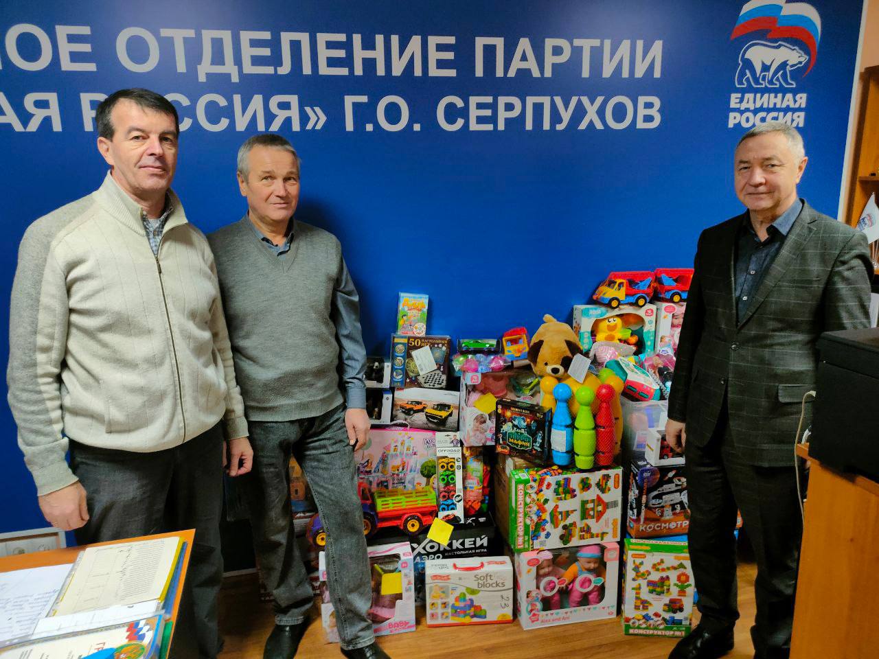 Сторонники «Единой России» продолжают Всероссийскую благотворительную акцию «Коробка храбрости»