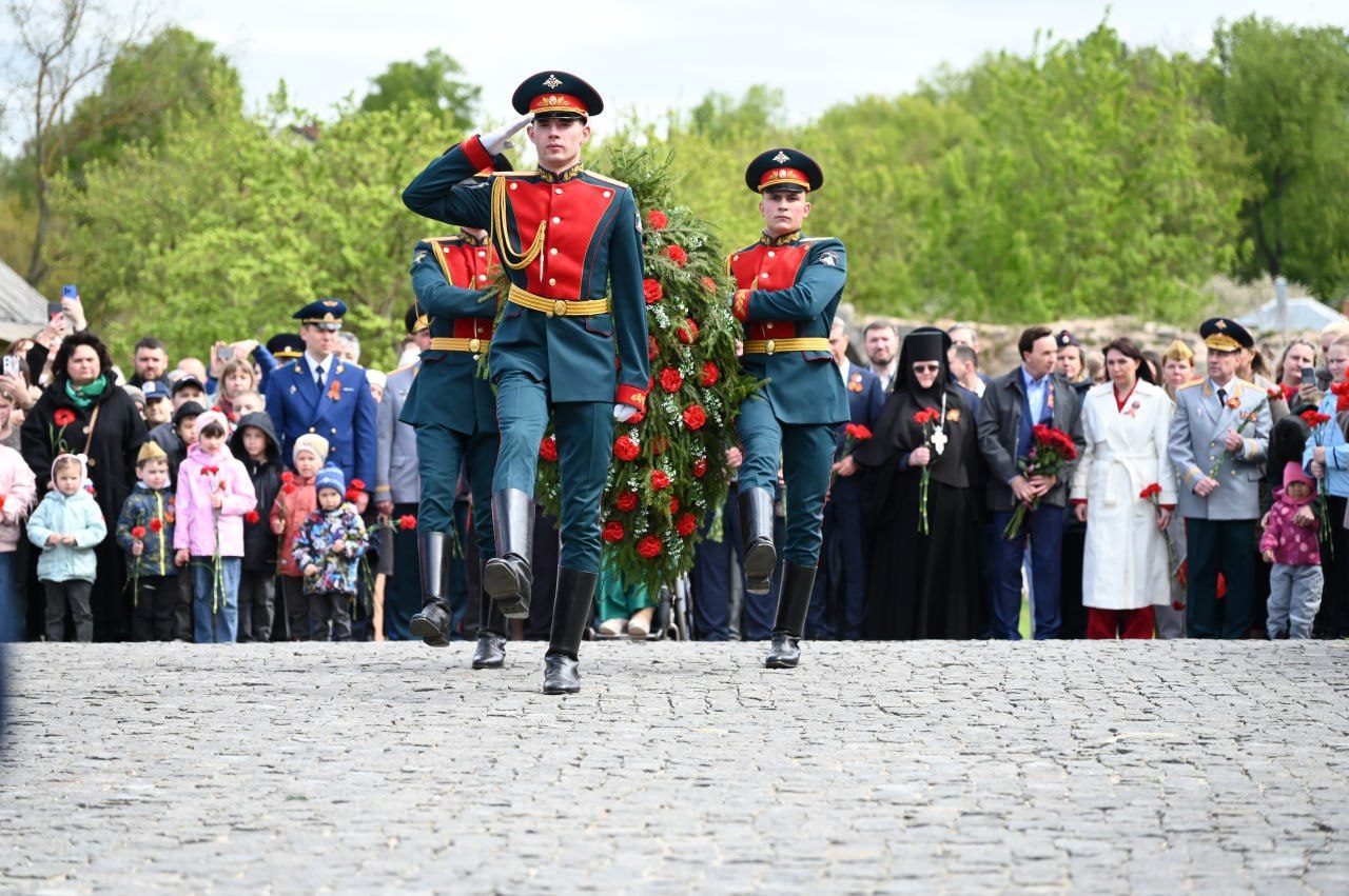 В Серпухове прошли церемонии возложения цветов к воинским мемориалам