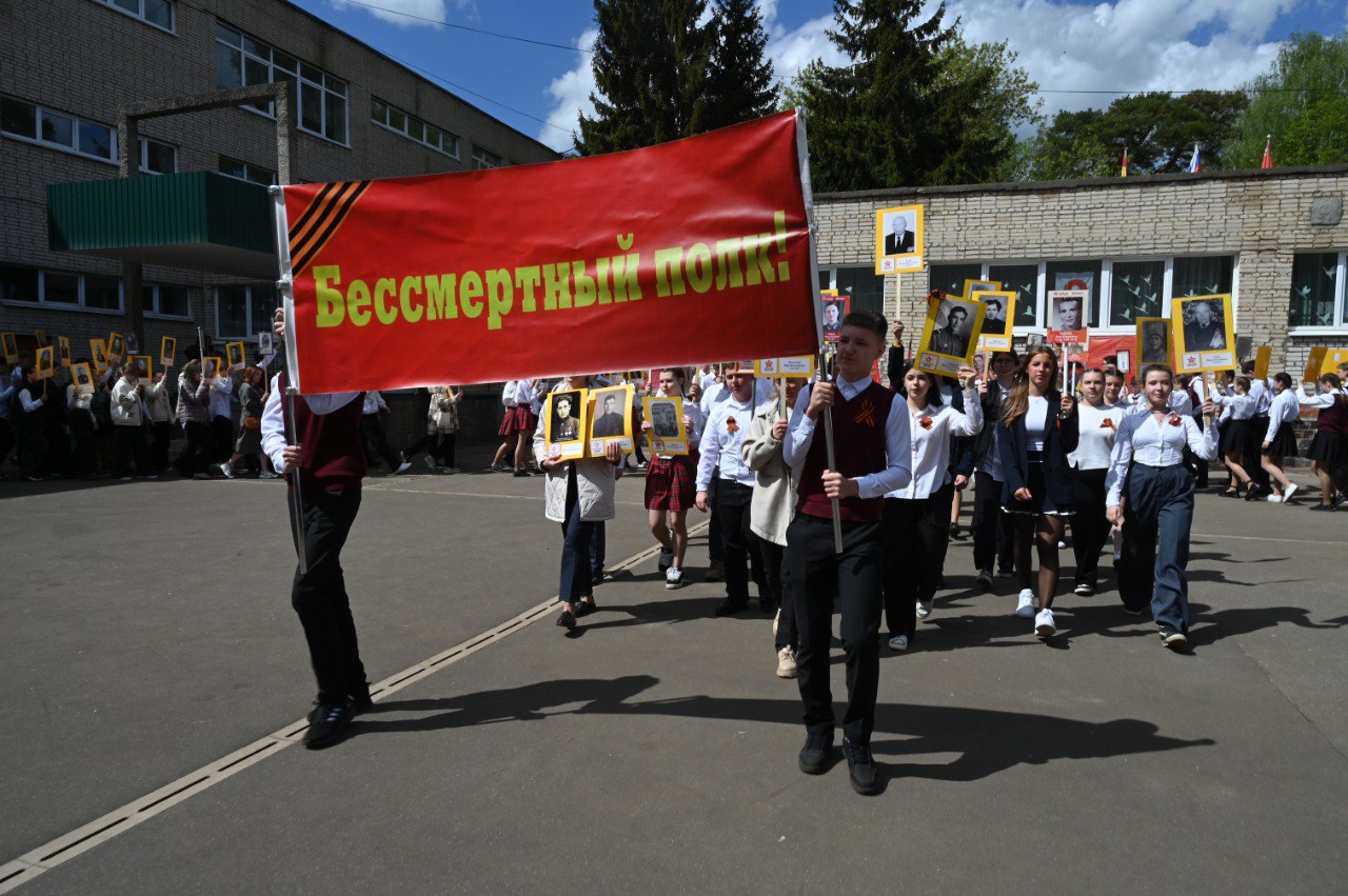 В серпуховской Гимназии №1 прошёл праздничный флешмоб