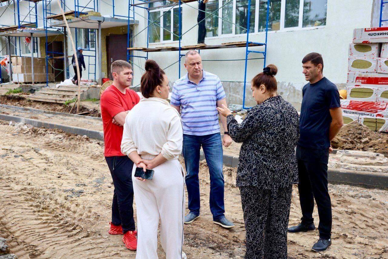 Секретарь Серпуховского местного отделения партии «Единая Россия», Глава округа Сергей Никитенко проверил ход капитального ремонта детского сада в посёлке Пролетарский