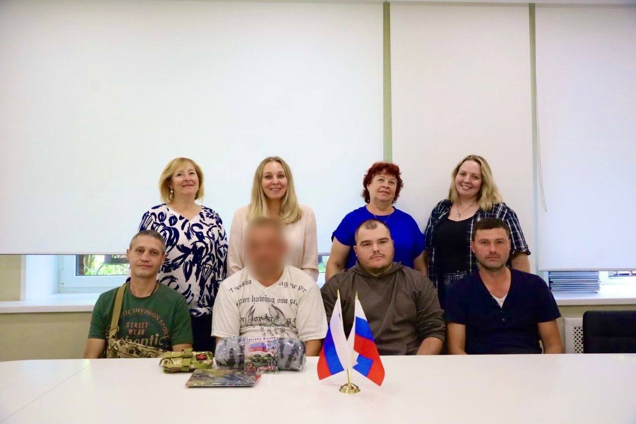 Вручили бронежилет Андрею, который добровольцем отправляется в зону специальной военной операции