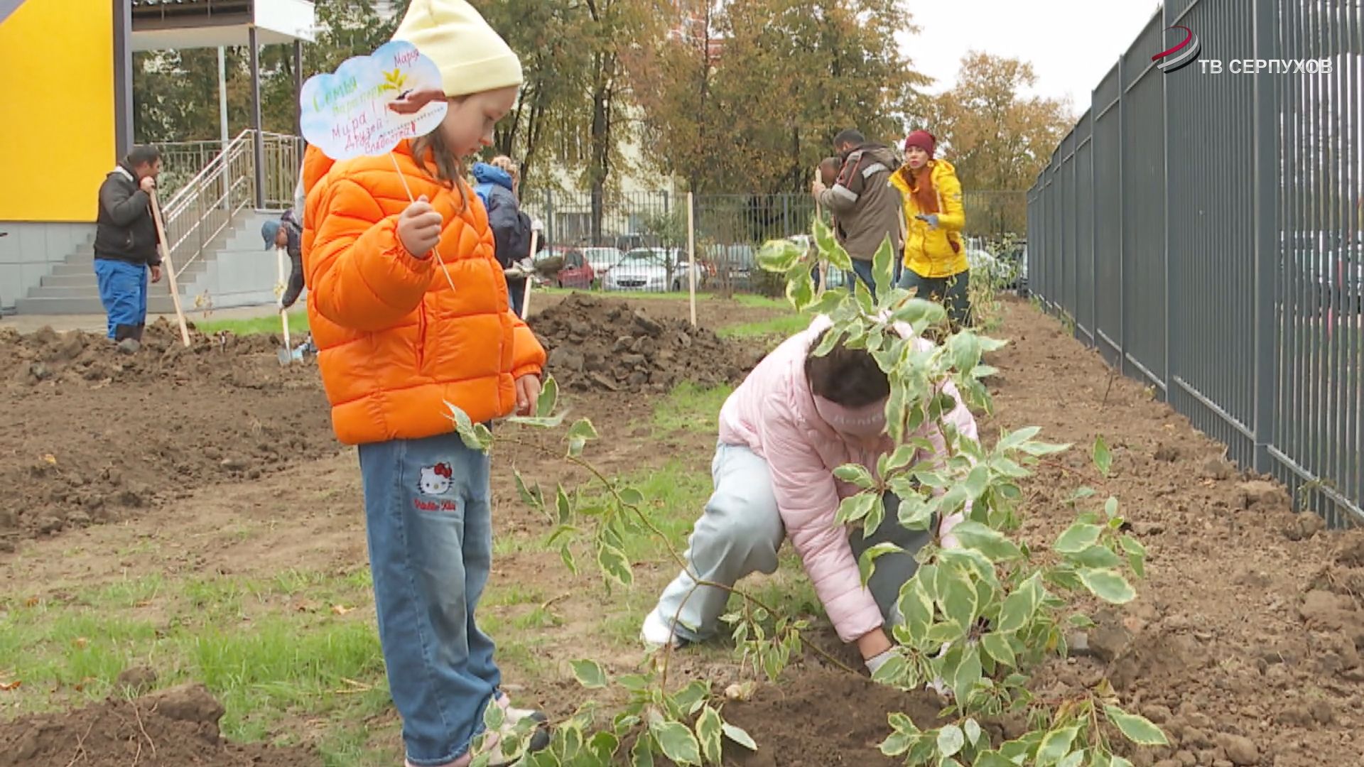В Серпухове посадили ещё почти 300 саженцев деревьев, кустарников и цветов