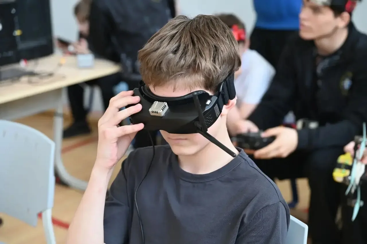 В Серпухове на базе «Школы современного образования» состоялся фестиваль технического творчества «Робослёт – 2026»