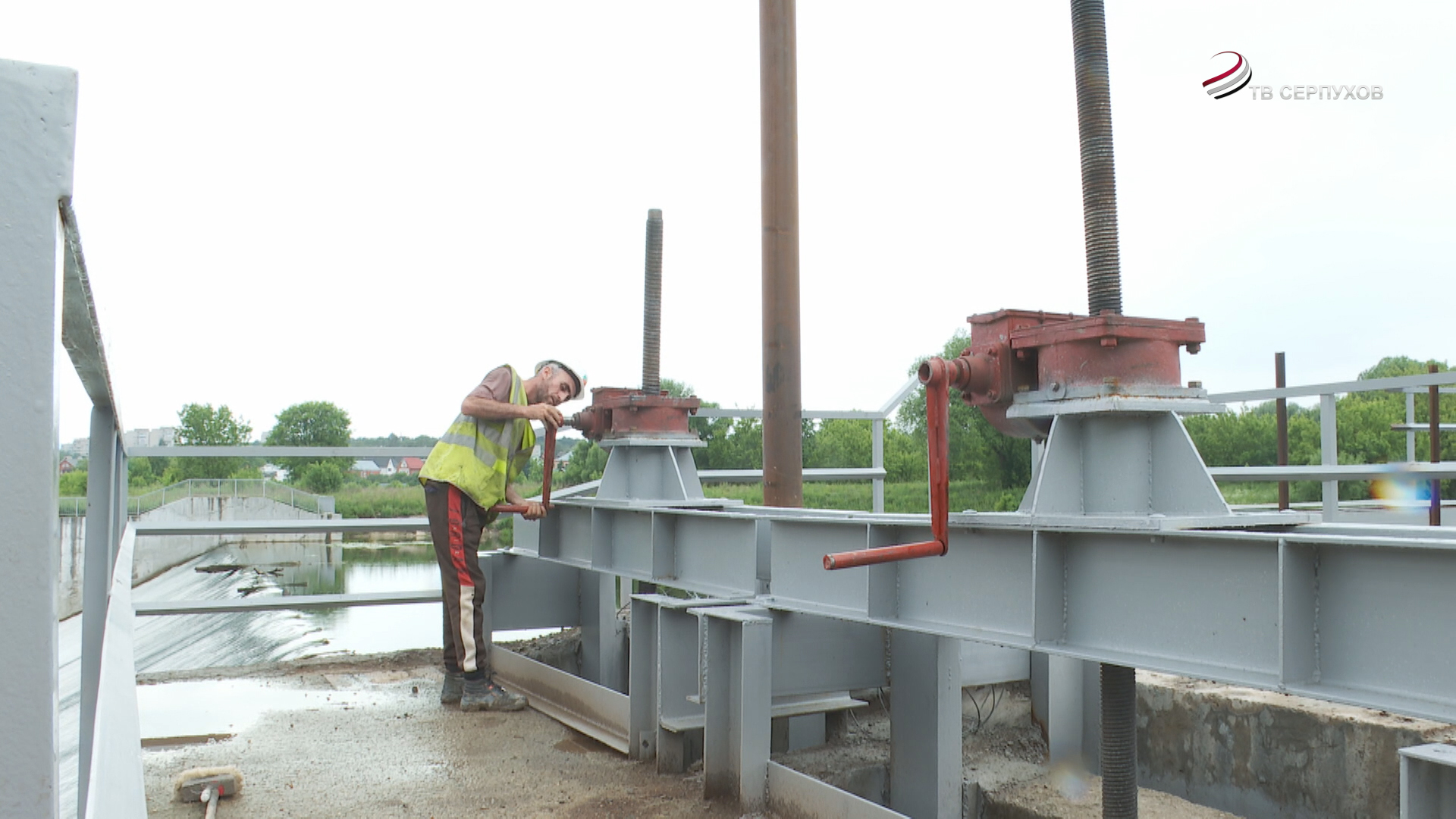 В Серпухове завершается капитальный ремонт плотины на реке Нара