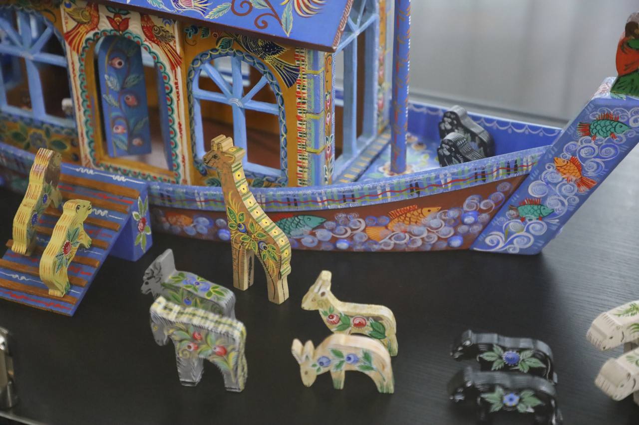 Выставка деревянных игрушек открылась в МВЦ Серпухова